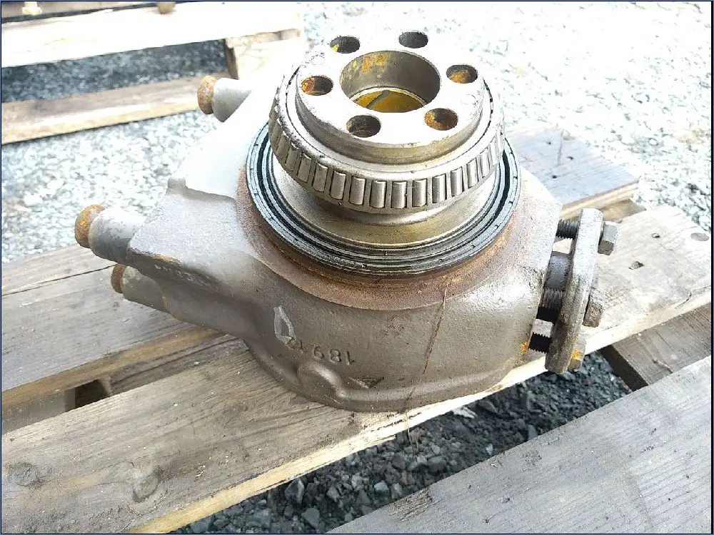 PIVOT (PORTE FUSEE)PONT AV 4RM GAUCHE