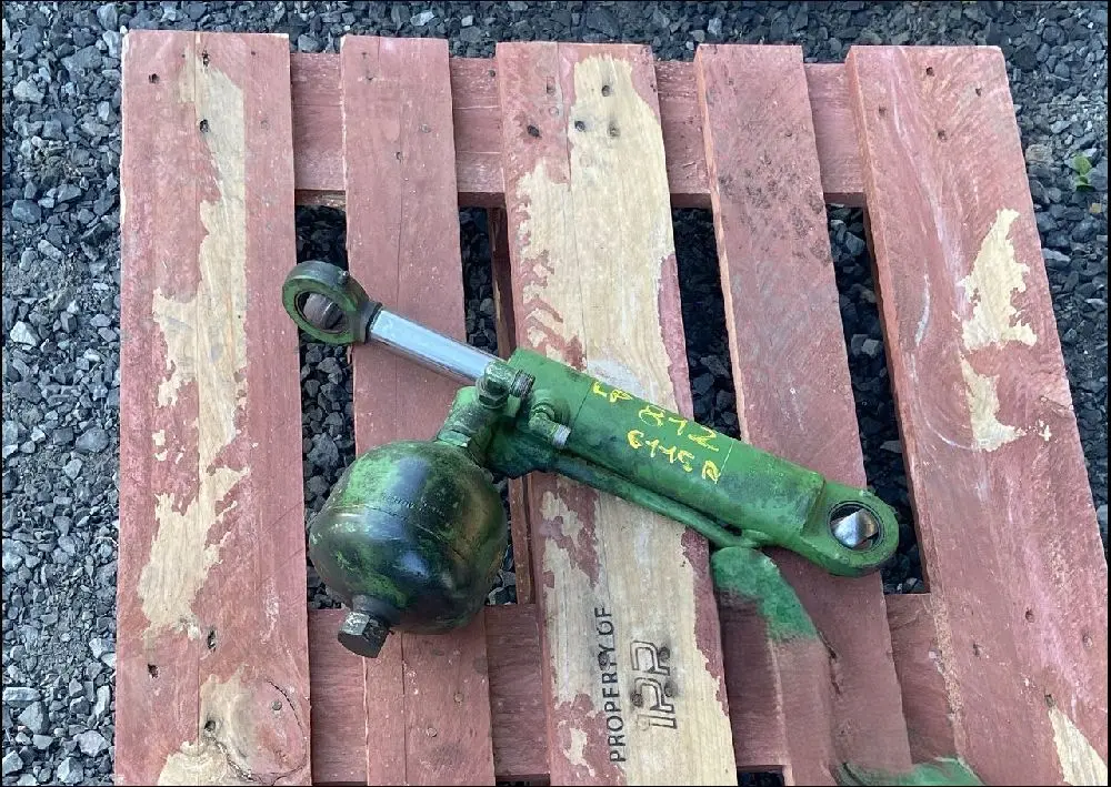 Pièce VERIN HYDROLIQUE DROIT pour JOHN DEERE 6115R