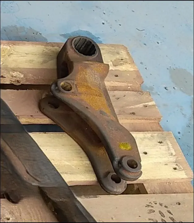 Pièce BRAS SUPERIEUR DE RELEVAGE DROIT pour JOHN DEERE 6115R