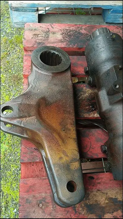 Pièce BRAS SUPERIEUR DE RELEVAGE GAUCHE pour JOHN DEERE 6195R