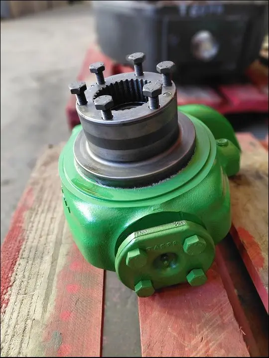 Pièce PIVOT (PORTE FUSEE)PONT AV 4RM DROIT pour JOHN DEERE 5100R