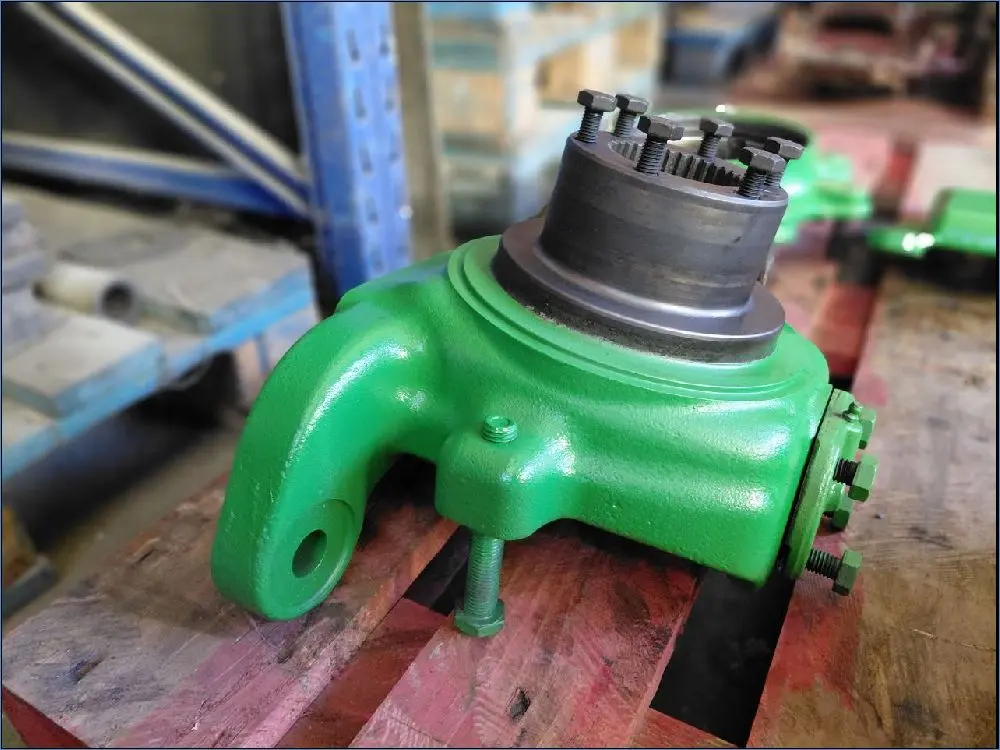 Pièce PIVOT (PORTE FUSEE)PONT AV 4RM GAUCHE pour JOHN DEERE 5100R