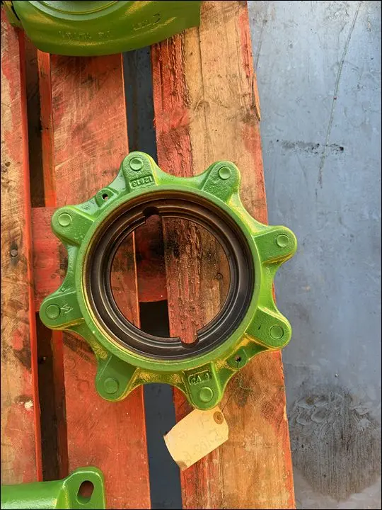 Pièce MOYEUX (BOL DE REDUCTEUR)PONT AV 4 RM pour JOHN DEERE 5100R