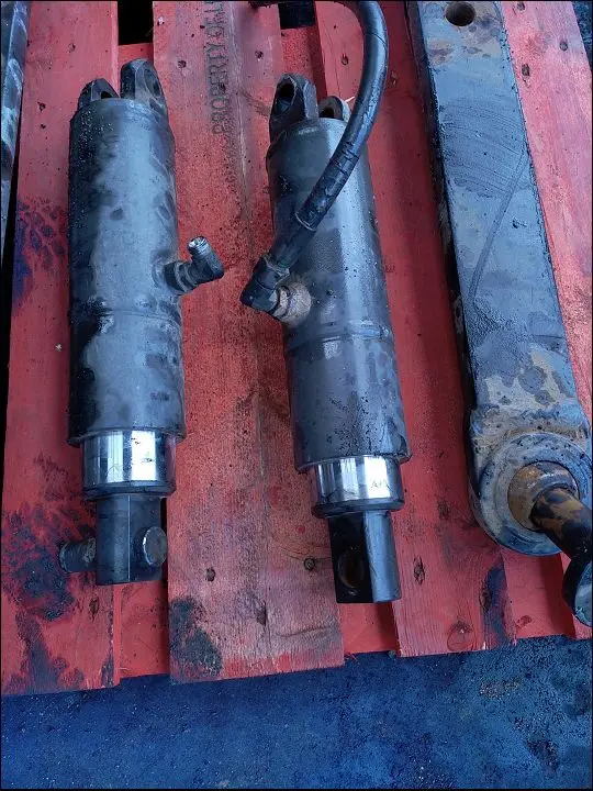 Pièce VERIN DE RELEVAGE DROIT pour VALTRA A114BS2H-4